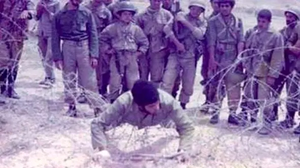 شهیدی که روی سیم‌خاردارها خوابید تا جسمش پلی برای عبور همرزمانش شود + عکس