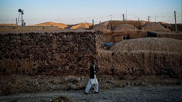 زندگی در انتهای محرومیت / دختران روستای "مود" بیشتر از پنج کلاس نمی توانند درس بخوانند + فیلم