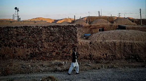 زندگی در انتهای محرومیت / دختران روستای "مود" بیشتر از پنج کلاس نمی توانند درس بخوانند + فیلم