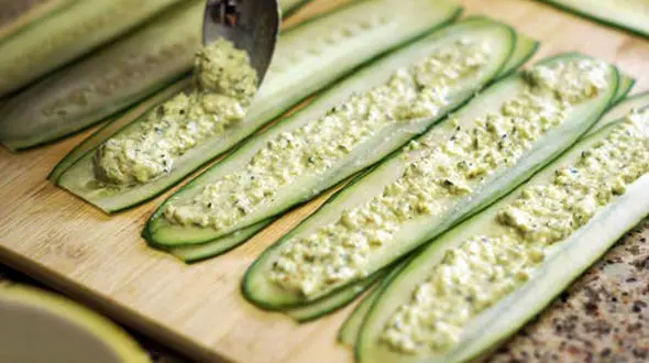 پنیر را خالی خالی نخورید / یک عصرانه خوشمزه و آسان +فیلم