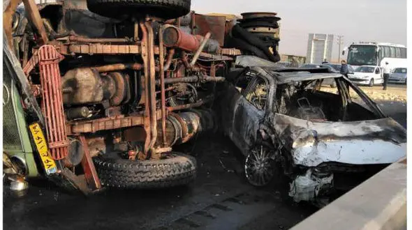 عکس های وحشتناک از تصادف کامیون در جاده قزوین / تویوتا در آتش سوخت