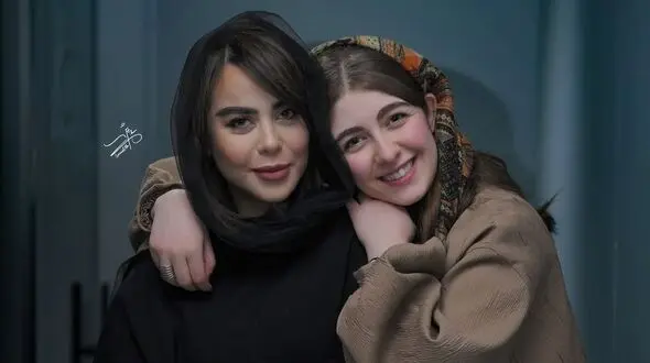  فیلم/ نگاهی به تیپ و استایل جدید خانم بازیگران جوان در پشت صحنه نمایش «جشن»/ الیکا ناصری، الهام اخوان،مجید نوروزی و دیگر بازیگران