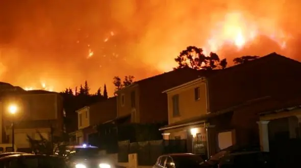 فیلم آتش سوزی شدید در  فرودگاه / مردم مجبور به ترک خانه هایشان شدند
