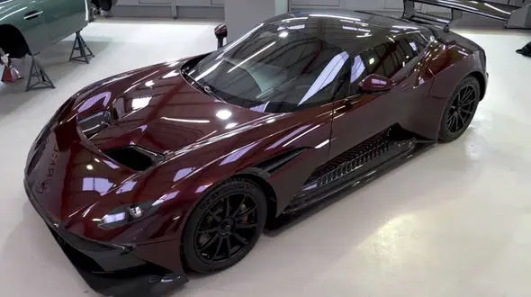 لاکچری ترین مدل استون مارتین ولکان راهی خیابان ها می شود+عکس