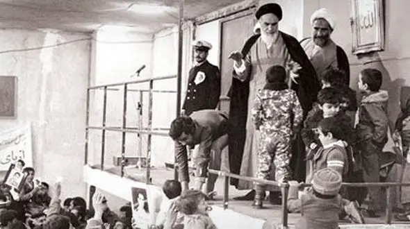 لحظه رأی دادن امام خمینی (ره) از داخل ماشین در همه‌پرسی جمهوری اسلامی +فیلم 