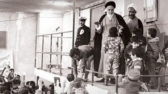 لحظه رأی دادن امام خمینی (ره) از داخل ماشین در همه‌پرسی جمهوری اسلامی +فیلم 