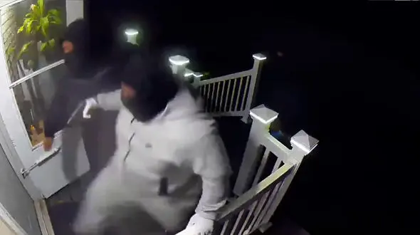 فیلم شوک آور از لحظه شلیک مرد مسلح به سارقان نقابدار / ببینید