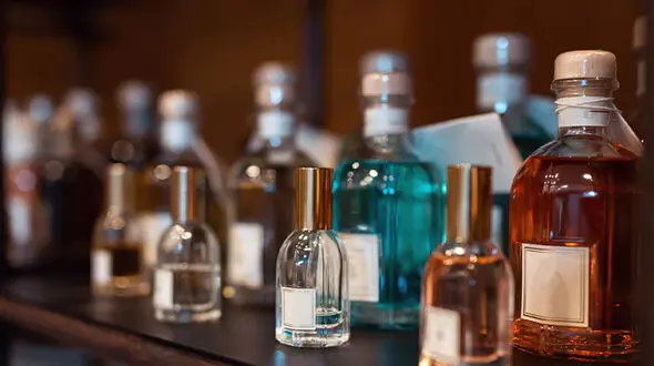 راز ماندگاری عطر فاش شد؛ هرگز عطر خود را در این مکان‌ ها نگذارید! / اشتباهاتی که عمر عطرهای گران‌ قیمت را نصف می‌ کند