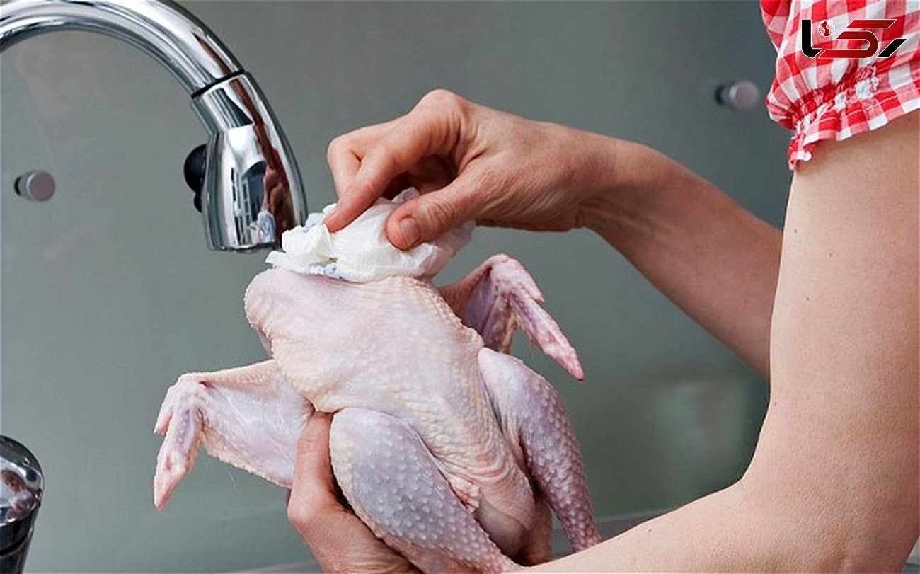 اشتباهات رایج در شستن مرغ که هر زن خانه داری باید بداند
