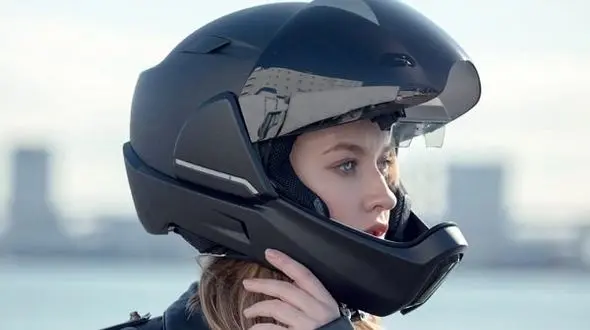 کلاه ایمنی با قابلیت کنترل لمسی و حذف صدای مزاحم