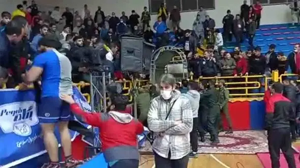 فیلم حمله مهدی هاشمی به مامور نیروی انتظامی در سالن کشتی‌