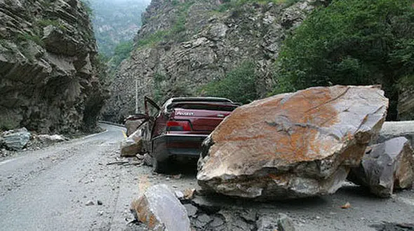 سقوط هولناک سنگ بزرگ روی یک خودرو در جاده هراز + وضعیت اعضای یک خانواده در خودروی پرس شده