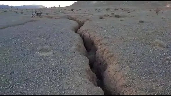 زمین در روستای اصفهانی از وسط باز شد + فیلم

