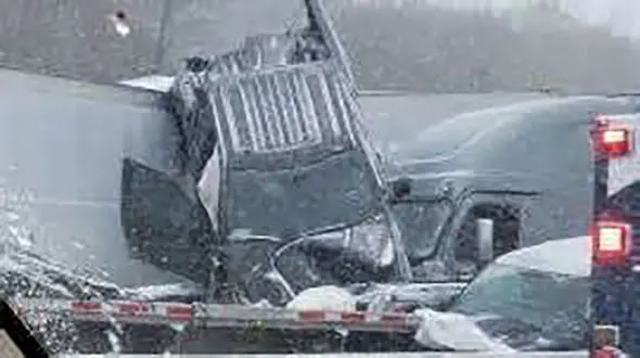 تصادف 12 خودرو در جاده یخ زده + عکس