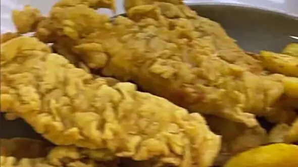 آموزش پخت فیله استریپس با سیب زمینی تنوری و سس تارتار خونگی / فیلم