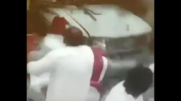 ورود خودرو شاسی بلند به آرایشگاه مردانه ! + فیلم