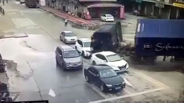 دفن شدن سه خودرو زیر تریلی حامل کانتینر + فیلم و عکس