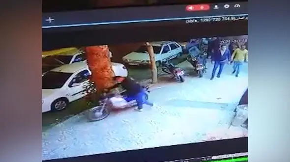 فیلم لحظه سرقت موتور توسط خونسردترین سارق !