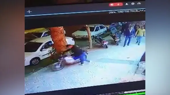 فیلم لحظه سرقت موتور توسط خونسردترین سارق !