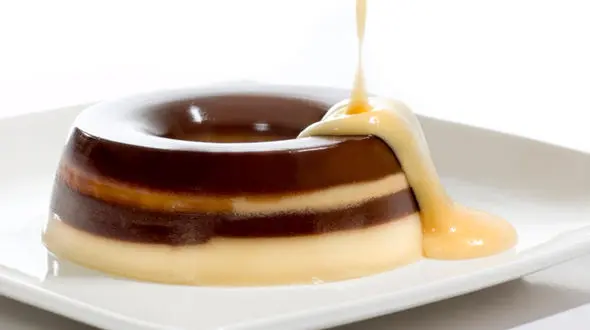 پودینگ دو رنگ با تزئین خلال پسته دسری خوشمزه+دستور تهیه