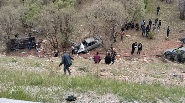 سقوط همزمان سه پژو به دره ای در جاده یاسوج / سه نفر در دم جان باختند + فیلم 