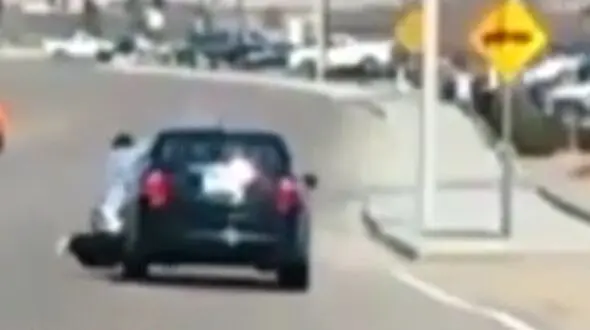 فداکاری خطرناک پدر برای نجات بچه اش از دست کودک ربا + فیلم