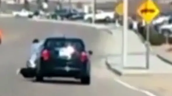 فداکاری خطرناک پدر برای نجات بچه اش از دست کودک ربا + فیلم