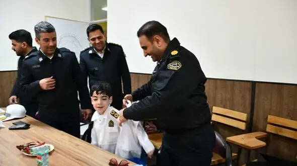 اقدام قابل تحسین پلیس راهور اصفهان برای 2 کودک پروانه‌ای 