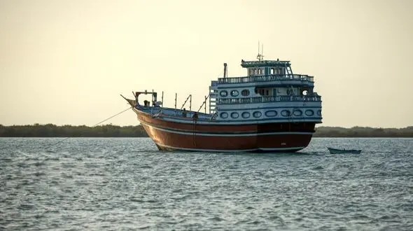 توقیف پنج شناور و کشف محموله بزرگ کالای ممنوعه در آب‌های بندرعباس