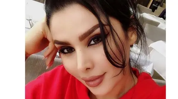 عکس جدید دنیا جهانبخت سوار بر ماشین گران قیمتش