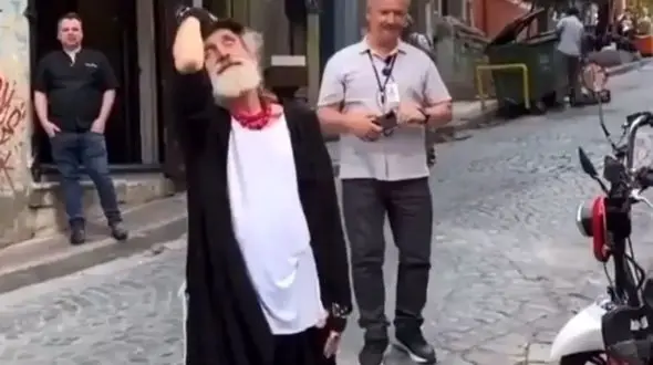 فیلم آواز شاد ترکی پیرمرد سرزنده با  تیپ تینیجری ! /  همه مبهوتش شدند