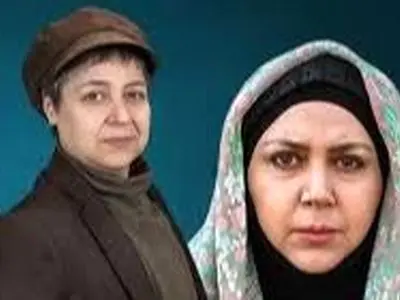 فیلم /  نگاهی به چیدمان کاملا زنانه  خانه مازیار لرستانی که قبلا شهره بود .../  از تابلو فروَهَر، کتابخونه جذاب باحوض آب وسط پذیرایی و ... هنوز سلیقه زنانه اس ...