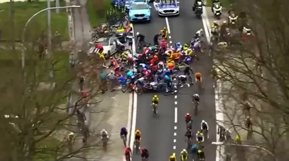 فیلم تصادف وحشتناک دوچرخه سواران به خاطر جر زنی!