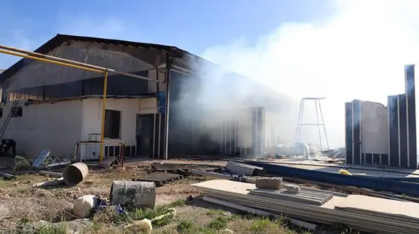 آتش سوزی درکارخانه تولید مقوا و کارتن در شهرک صنعتی ایبک‌آباد اراک