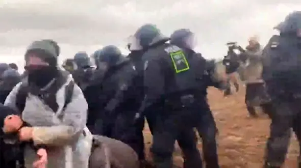 حمله پلیس آلمان به فعالان محیط زیست + فیلم