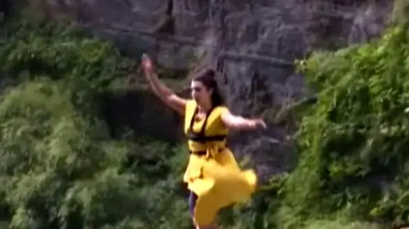 بندبازی ۳ زن در ارتفاع هزار و ۲۰۰ متری با کفش پاشنه بلند+ عکس