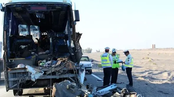 4 کشته و مجروح در تصادف اتوبوس با تریلر در گردنه آهوان 