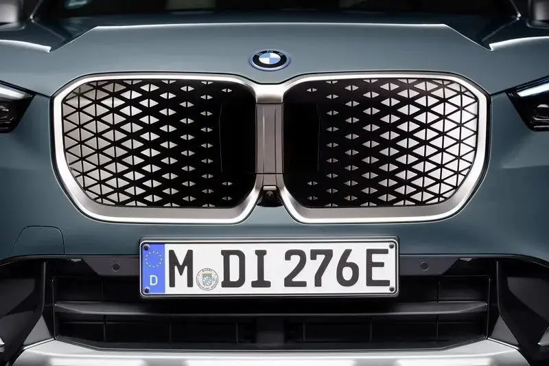 بی‌ام‌و iX1 2025 - جلو پنجره