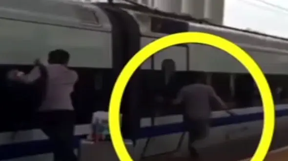  دست مسافر بین در قطار گیر کرد و قطار او را با خود برد  +فیلم