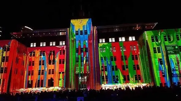 نمایش خارق العاده در اروپا / رنگ ها چه می گویند؟