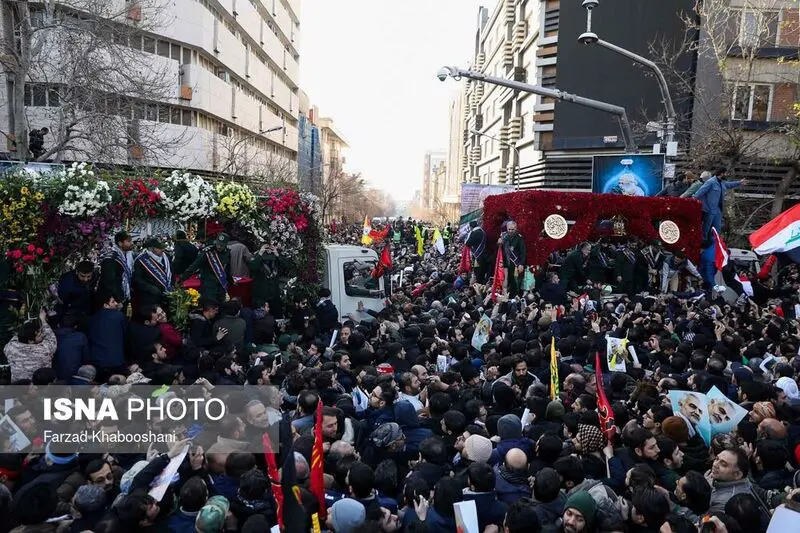 پیکر شهدا با شعارهای حیدر حیدر مردم انقلابی در حال تشییع به سمت میدان انقلاب است.