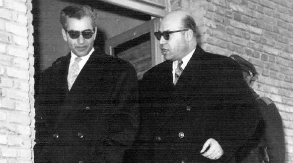 عکس سفر در زمان / «شریف‌امامی در کنار فریده دیبا، مادر فرح پهلوی » /  اواخر دهه 30 