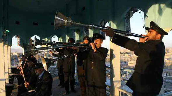 معجزه در حرم امام رضا (ع) / شفای بیمار باعث نواختن نقاره خانه شد + فیلم