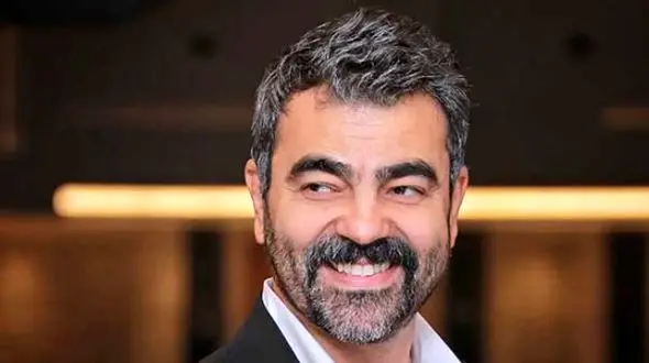 فیلم بوسه بهزاد خلج بر سر پدر و مادر زیبایش / این پسر چقدر جنتلمنه ...