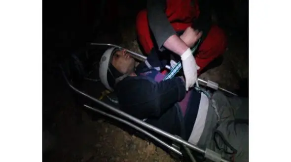 نجات جان کوهنورد 30 ساله در ارتفاعات قلات شهرکرد + عکس