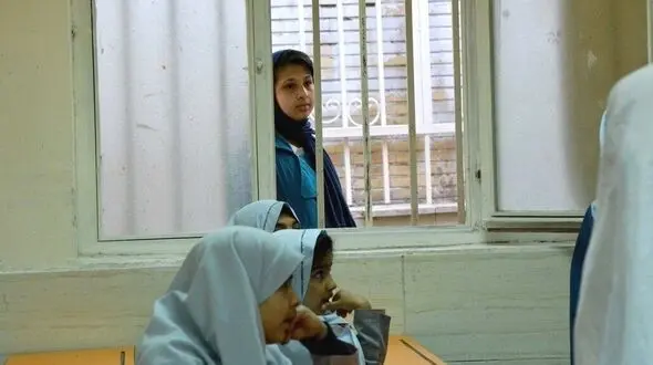۸۲ دختر بازمانده از تحصیل در تکاب به مدرسه بازگشتند