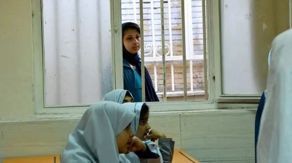 ۸۲ دختر بازمانده از تحصیل در تکاب به مدرسه بازگشتند
