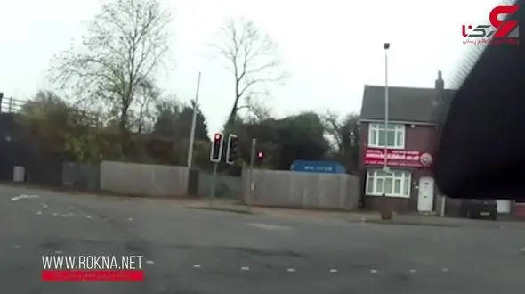 اتوبوس دو طبقه در تونل شهری گیر افتاد ! +فیلم