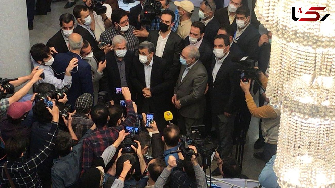 استقبال عجیب از احمدی نژاد / مردم از در و دیوار آویزانند + فیلم