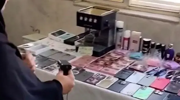 فیلم لحظه شناسایی سارقان گوشی توسط دختر جوان در اصفهان